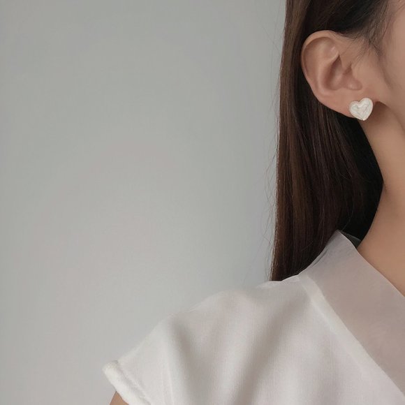 💙Flawless Angel Heart Golden Stud Earrings - Picture 3 of 7